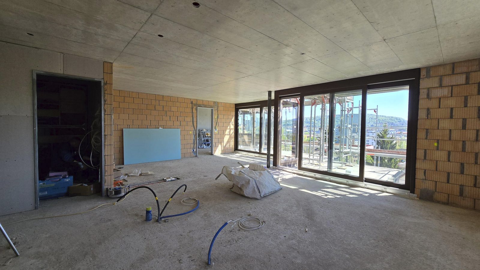 Küche mit Essbereich einer Wohnung – der Bestand